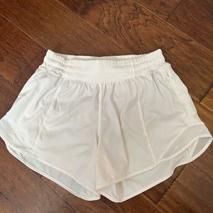 Lululemon Hotty Hot low rise shorts 4" sz 6